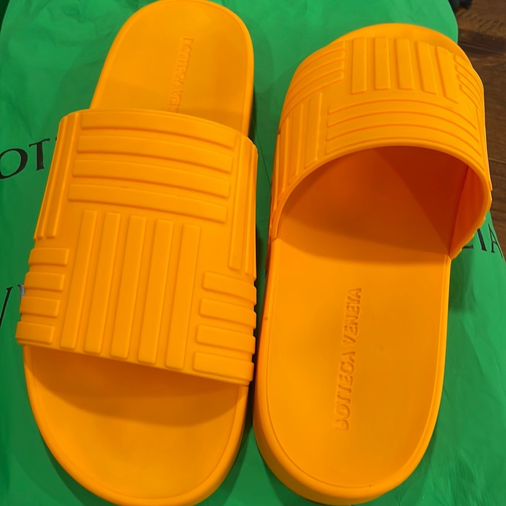 Beautiful orange/tangerine Bottega Veneta slide